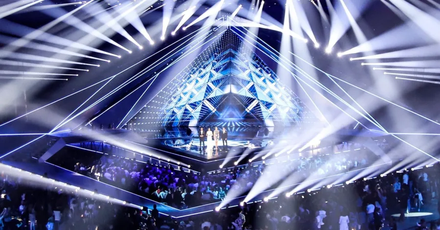 Η σκηνή της Eurovision 2019 στο Τελ Αβίβ με εντυπωσιακούς φωτισμούς.