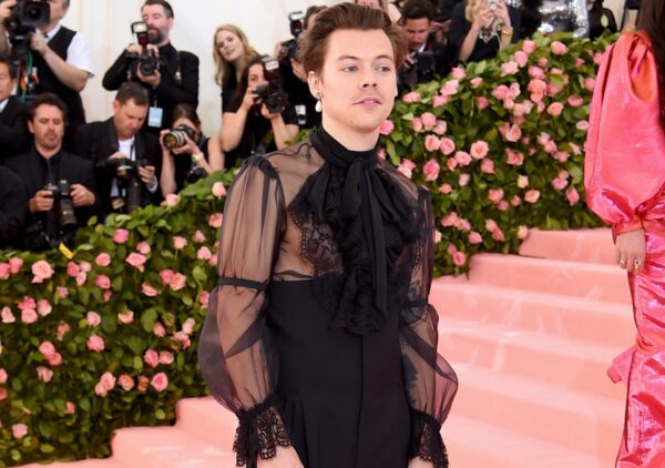 Ο Harry Styles κάνει τη διαφορά και ποζάρει με τακούνια στο Met Gala 2019!