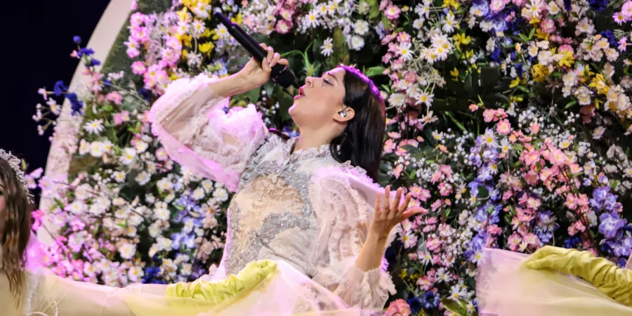 Η Κατερίνα Ντούσκα τραγουδάει στη σκηνή της Eurovision 2019.