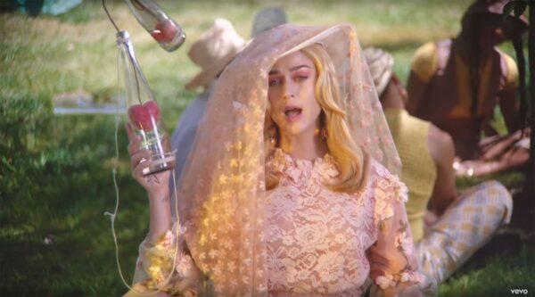Η Katy Perry επέστρεψε με ένα άκρως καλοκαιρινό video clip!