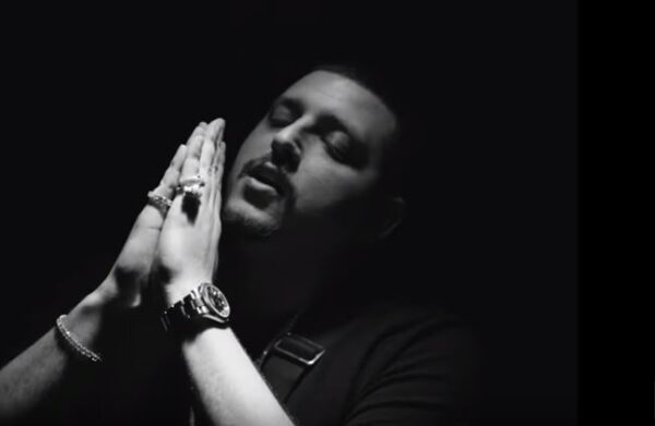 O Mad Clip είναι και πάλι στην κορυφή του YouTube χωρίς… «Προσευχές»