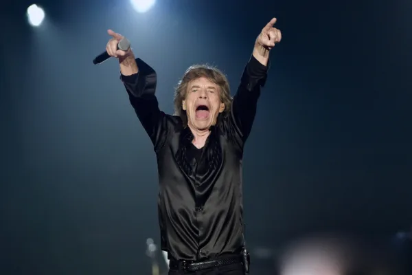 Ο Mick Jagger στη σκηνή με τα χέρια ψηλά.