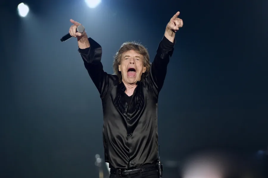 Ο Mick Jagger στη σκηνή με τα χέρια ψηλά.