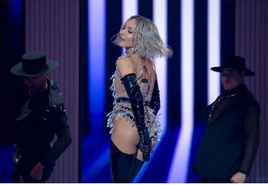Η Τάμτα στη σκηνή της Eurovision 2019 με χορευτές.