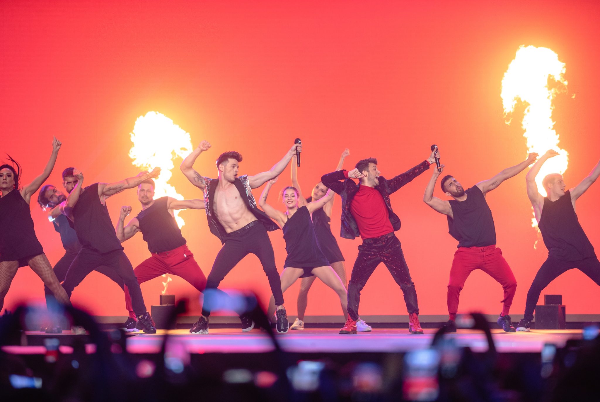 Καλλιτέχνες και χορευτές στη σκηνή των Mad Video Music Awards 2019.