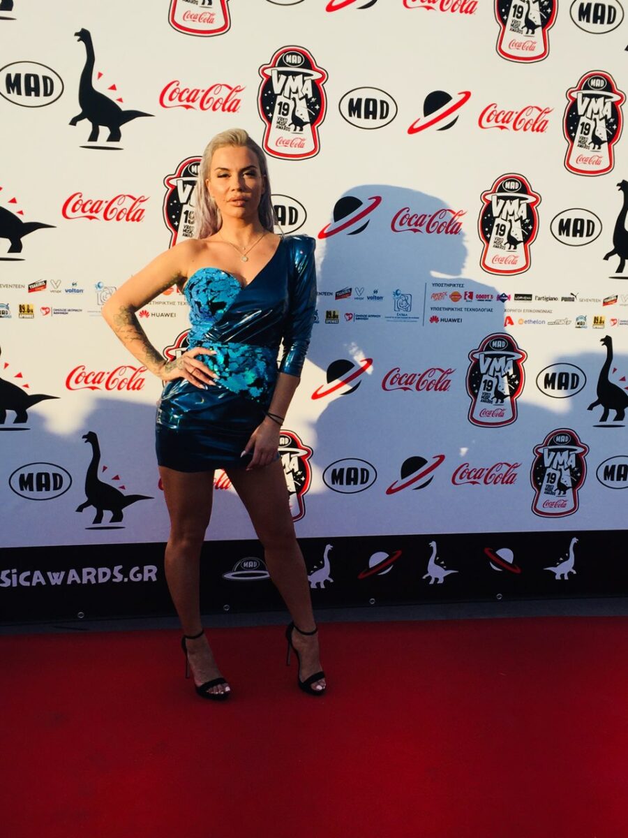 Τραγουδίστρια στο κόκκινο χαλί των Mad Video Music Awards 2019.
