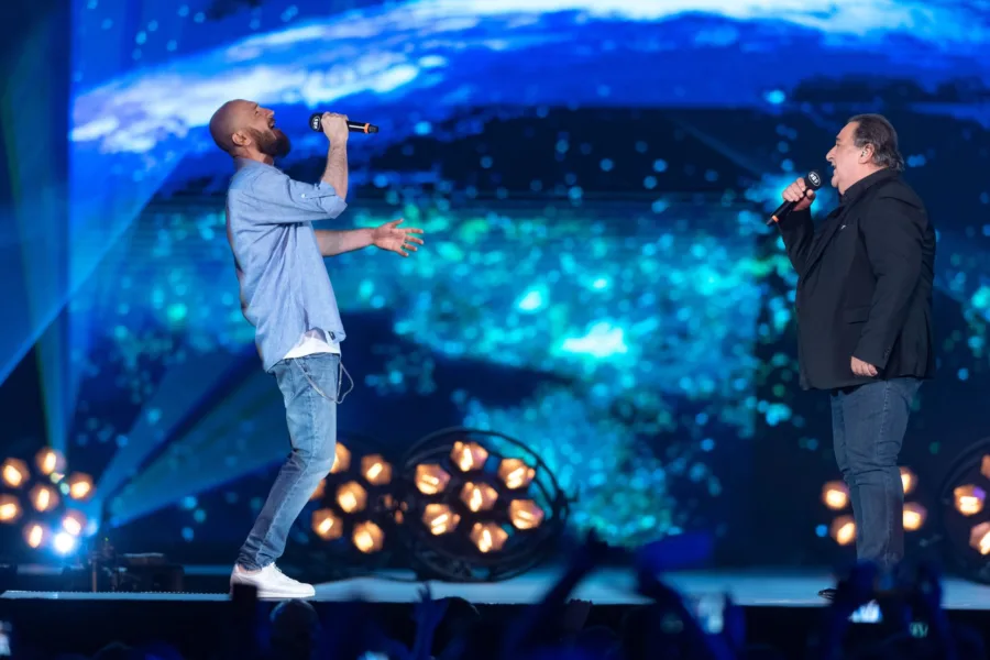 Δύο καλλιτέχνες τραγουδούν στη σκηνή των Mad Video Music Awards 2019.