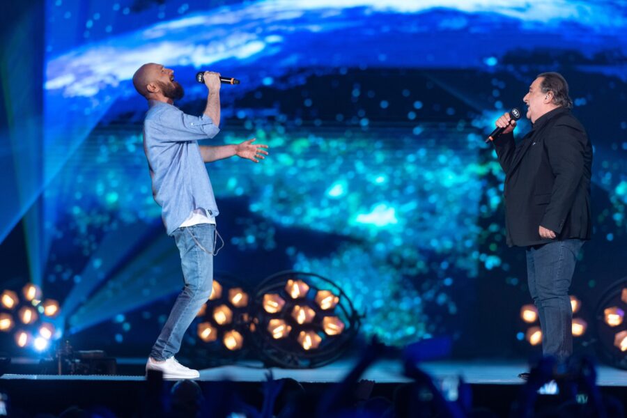 Δύο καλλιτέχνες τραγουδούν στη σκηνή των Mad Video Music Awards 2019.