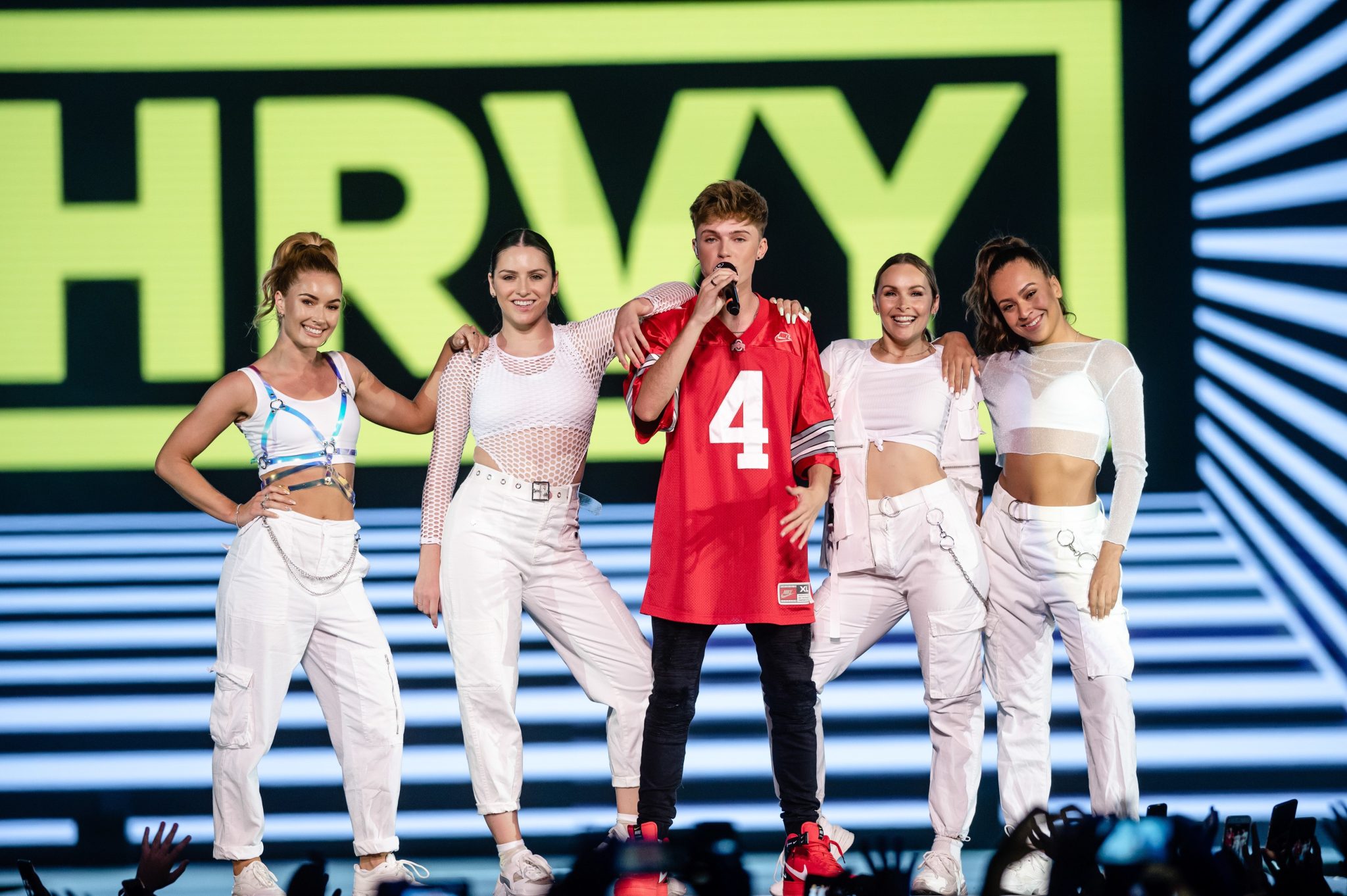Ο HRVY στη σκηνή των Mad Video Music Awards 2019 με τέσσερις χορεύτριες.