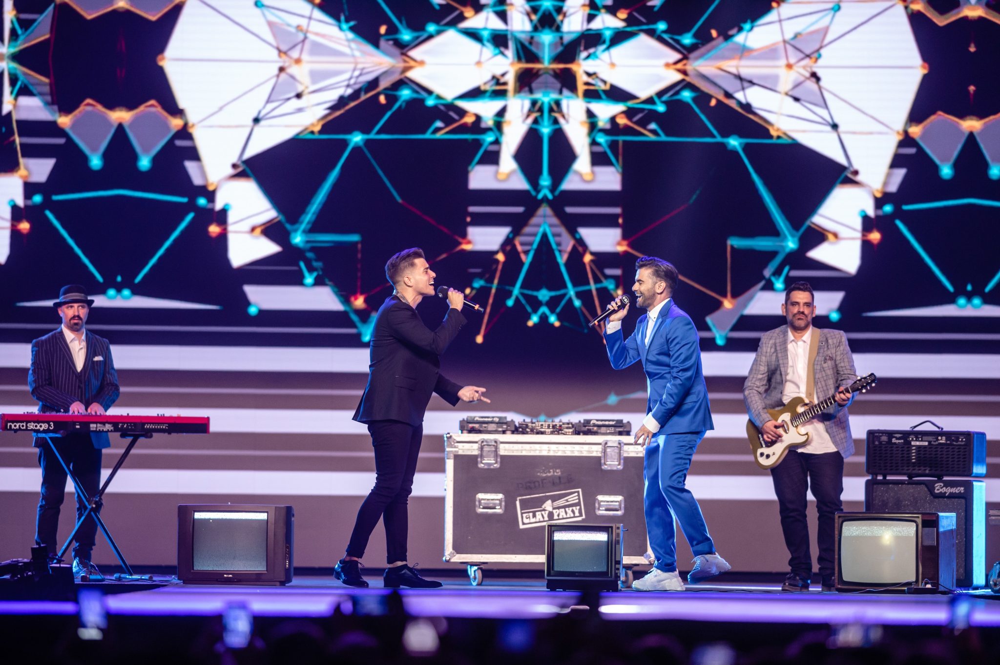 Καλλιτέχνες στη σκηνή των Mad Video Music Awards 2019.