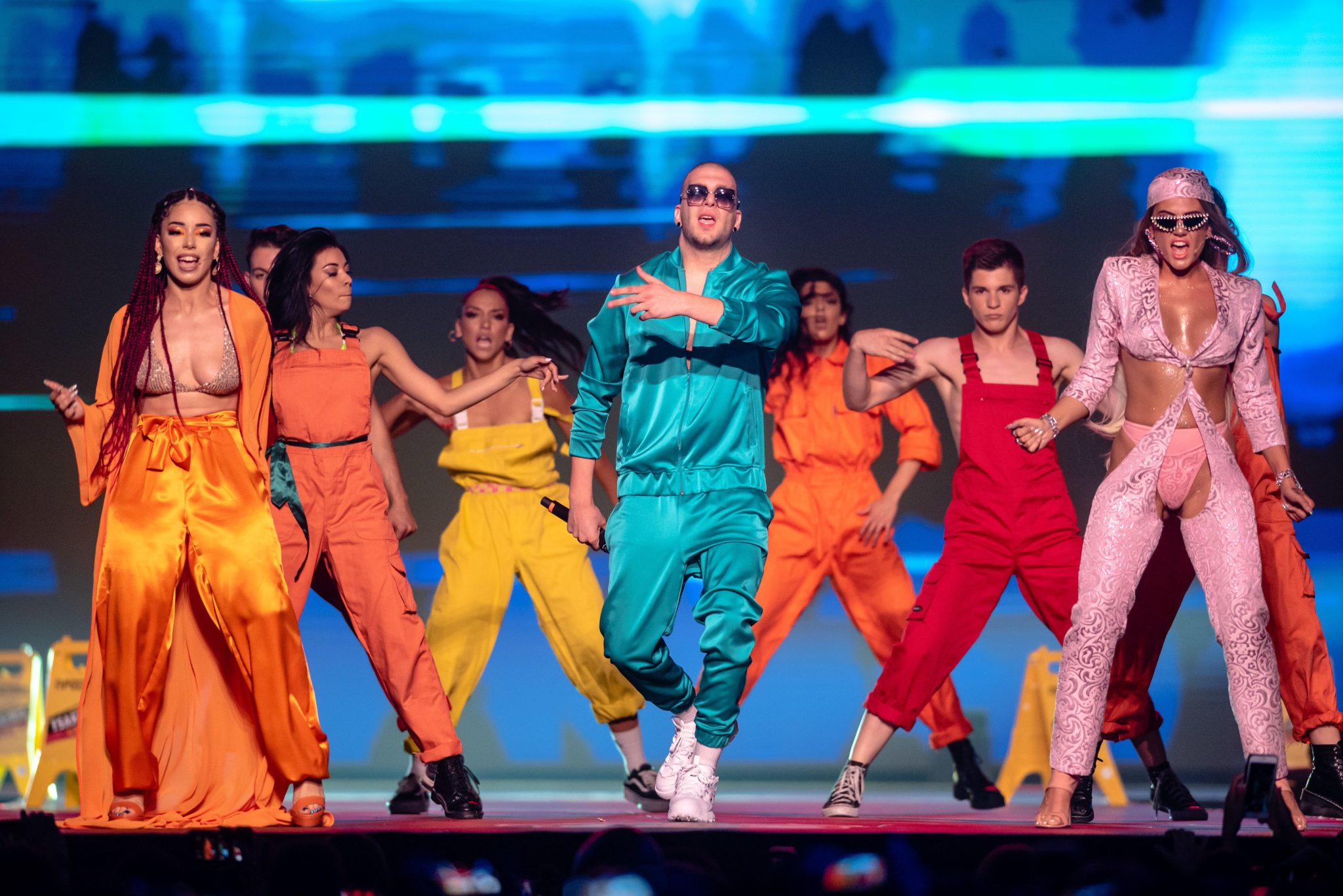 Καλλιτέχνες και χορευτές στη σκηνή των Mad Video Music Awards 2019.