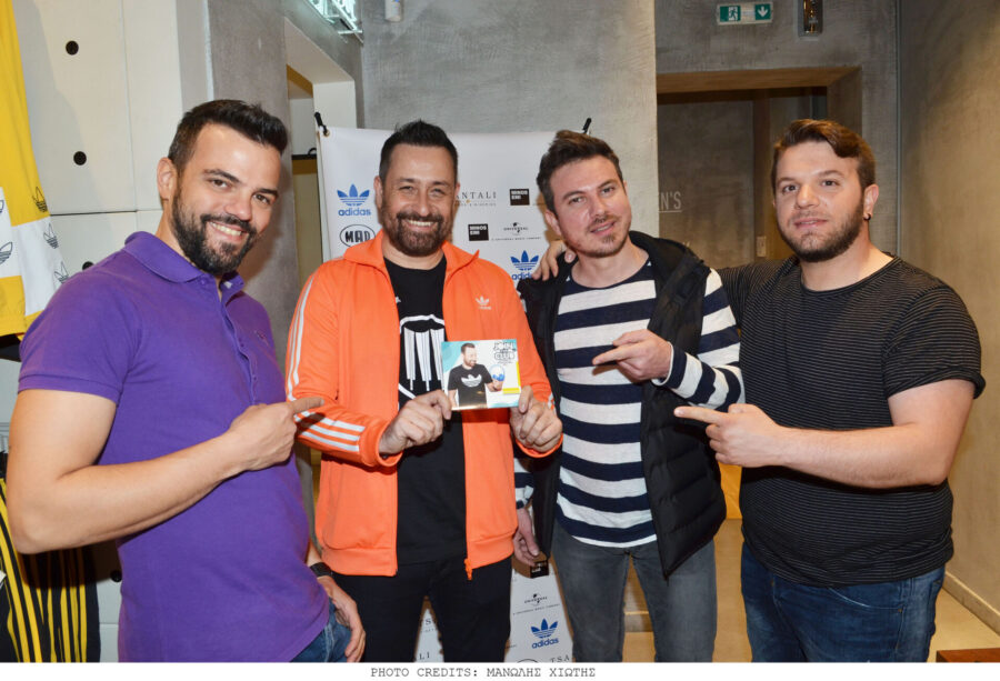 Ο Θέμης Γεωργαντάς με τρεις άνδρες στο Adidas Originals Store Athens.