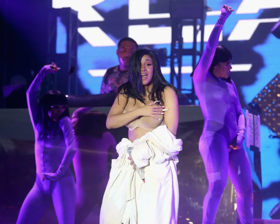 Η Cardi B στη σκηνή με λευκό μπουρνούζι και εσώρουχα.