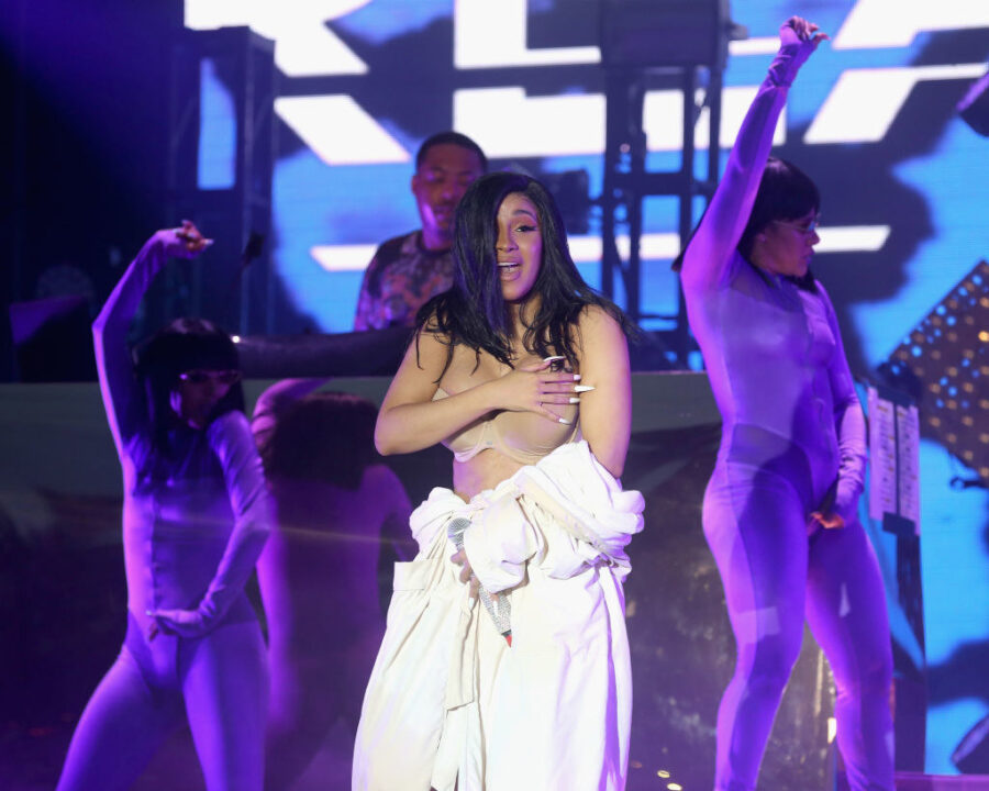 Η Cardi B στη σκηνή με λευκό μπουρνούζι και εσώρουχα.