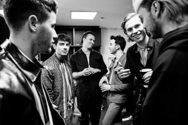 Οι Jonas Brothers και οι 5 Seconds of Summer έγιναν φιλαράκια μετά από μια συναυλία!