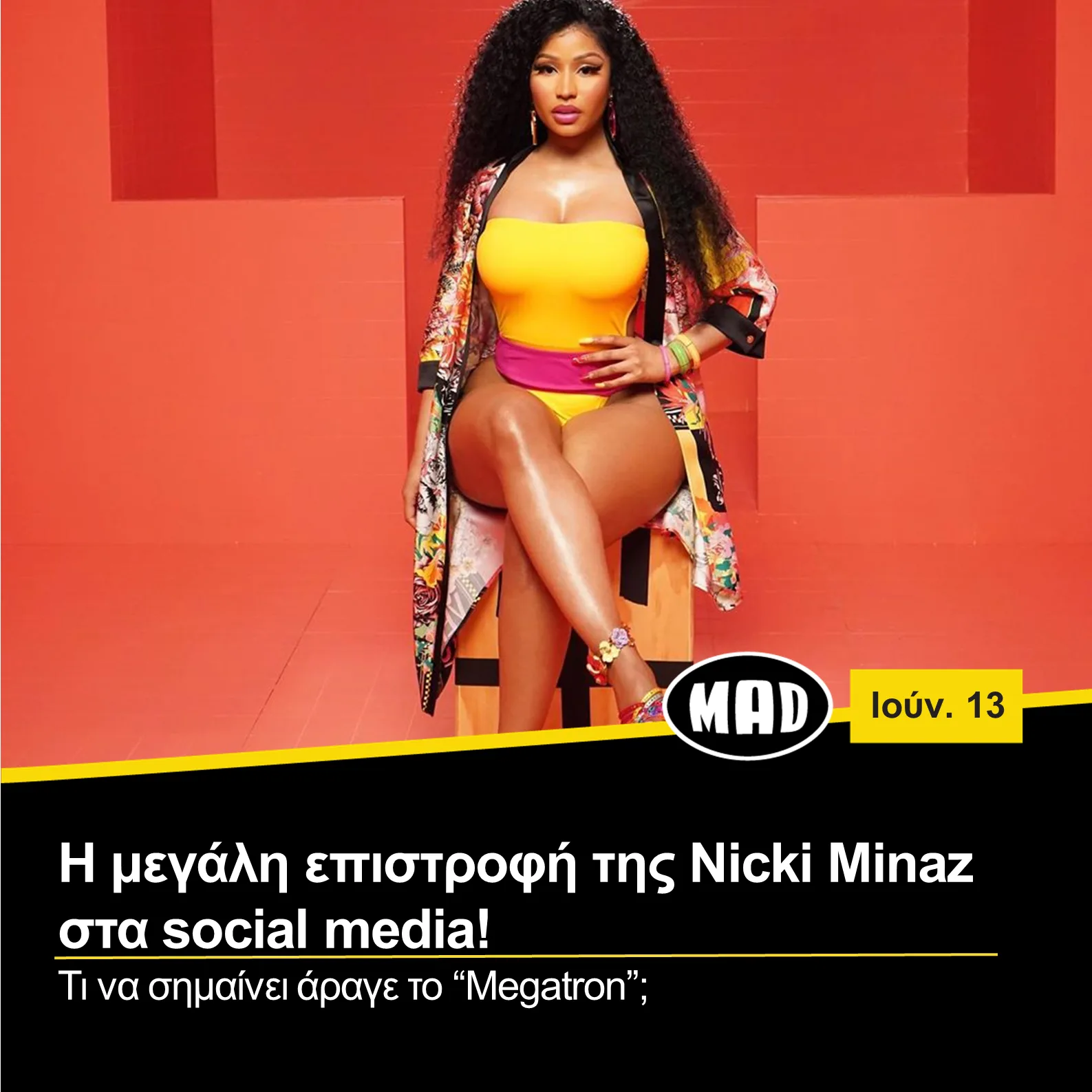 Η Nicki Minaj ποζάρει σε πορτοκαλί φόντο.