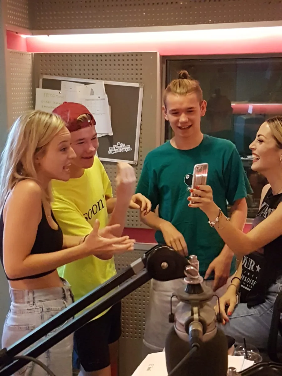 Οι Marcus & Martinus σε ραδιοφωνικό στούντιο του Mad TV.