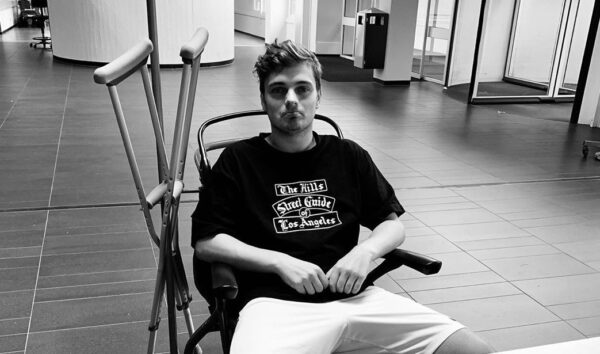 O Martin Garrix σε αναπηρικό αμαξίδιο!