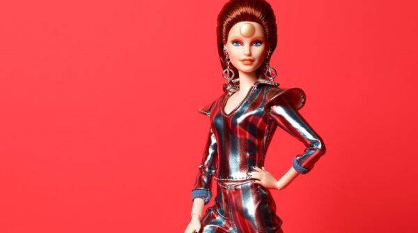 Η Barbie μεταμορφώθηκε στο alter ego του David Bowie!