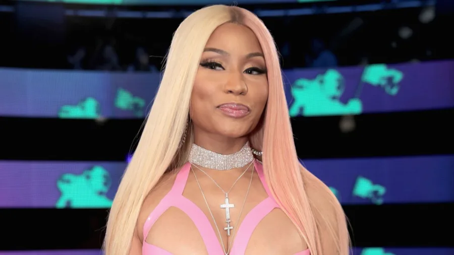 Η Nicki Minaj με δίχρωμα μαλλιά και ροζ ρούχα στα MTV VMAs.