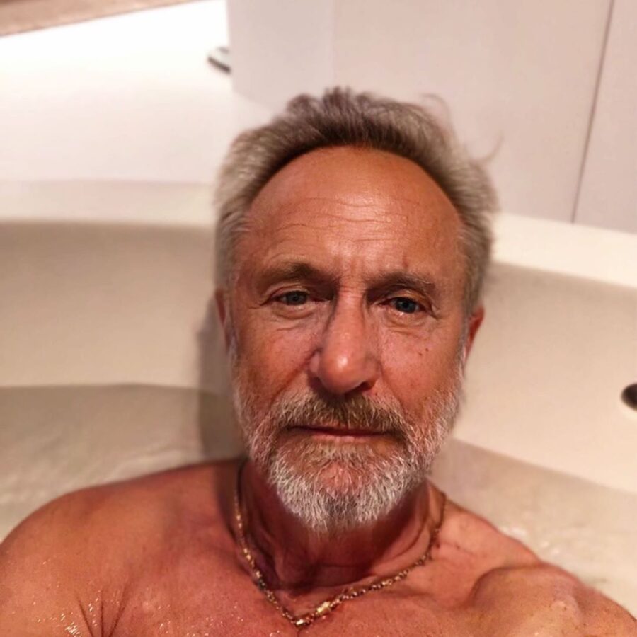 Ο David Guetta σε γερασμένη εκδοχή μέσα σε μπανιέρα.