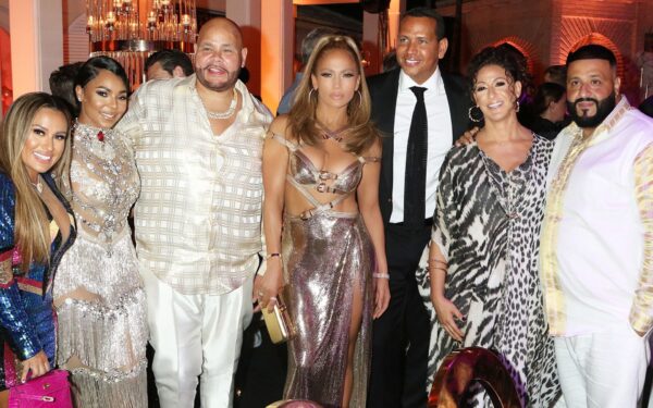Η Jennifer Lopez έκλεισε τα 50 και το γιόρτασε με ένα «χρυσό» πάρτι και μια τούρτα ύψους 3,5 μέτρων!