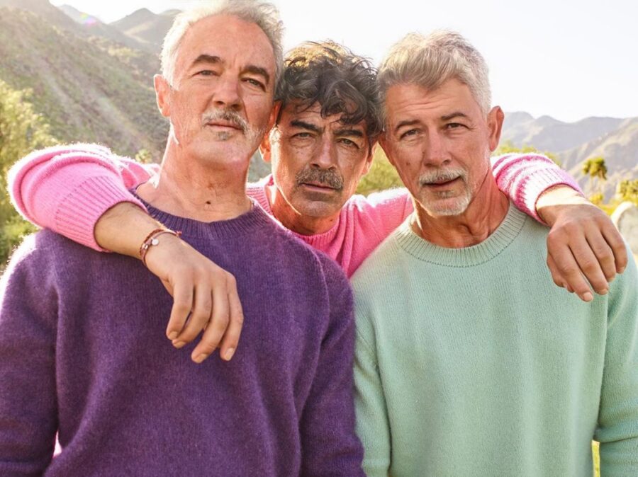 Οι Jonas Brothers σε γερασμένη εκδοχή μέσω εφαρμογής.
