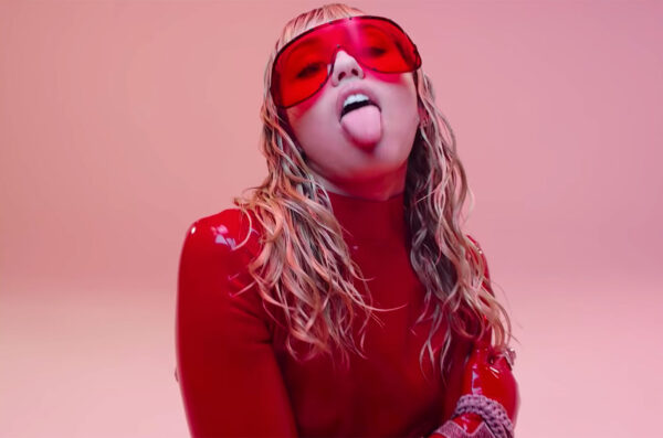 Η Miley Cyrus προκαλεί ξανά με βινύλ και την μητέρα της!