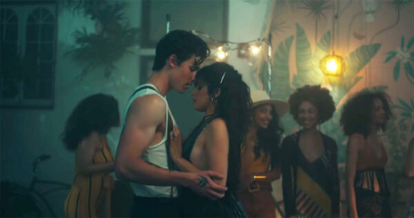 Ο Shawn Mendes και η Camila Cabello επιβεβαιώνουν τη σχέση τους με ένα φιλί!