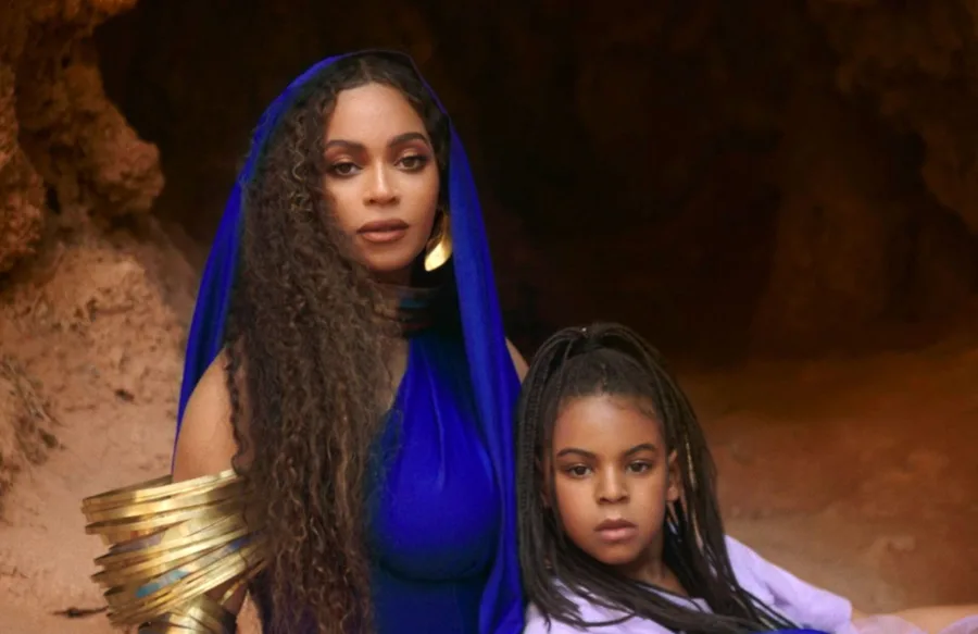 Η Beyoncé και η Blue Ivy Carter σε εξωτερικό χώρο με μπλε ενδύματα.