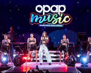 Η Ελένη Φουρέιρα στη σκηνή του Opap Music με χορεύτριες.