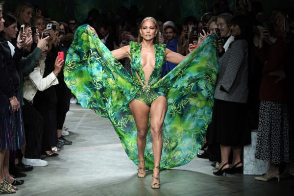 H Jennifer Lopez ξαναφόρεσε το θρυλικό πράσινο φόρεμα των Grammys 2000
