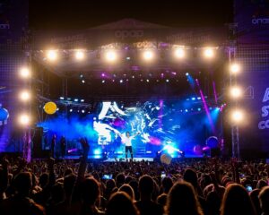 Ο Σάκης Ρουβάς στη σκηνή του All Stars Concert του ΟΠΑΠ στο Markopoulo Park.