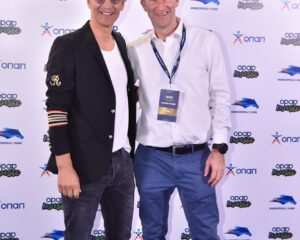 Ο Σάκης Ρουβάς με άνδρα σε εκδήλωση του Opap Music στο Markopoulo Park.