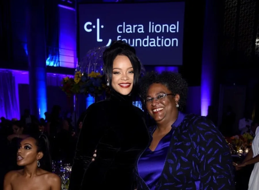 Η Rihanna με τη Mia Mottley σε εκδήλωση του Clara Lionel Foundation.