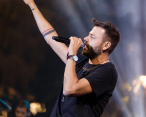 Καλλιτέχνης τραγουδάει στη σκηνή του Connected We Stand Festival