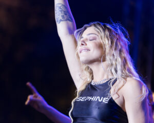 Η Josephine στη σκηνή του Connected We Stand Festival.