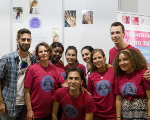 Ομάδα εθελοντών του Connected We Stand Festival με ομοιόμορφα μπλουζάκια.