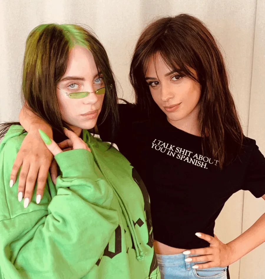 Η Billie Eilish και η Camila Cabello ποζάρουν μαζί.