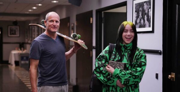 H Billie Eilish φέρνει τα πάνω κάτω στο Saturday Night Live