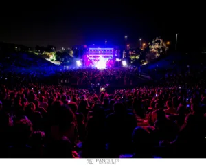 Η Καίτη Γαρμπή σε προωθητική φωτογραφία για το νέο τραγούδι «Κορμιά Χαμένα» σε συνεργασία με τον Φοίβο.