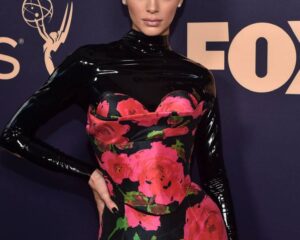 Η Kendall Jenner με μαύρο λάτεξ ζιβάγκο και φλοράλ κορσέ στα Emmy Awards 2019.