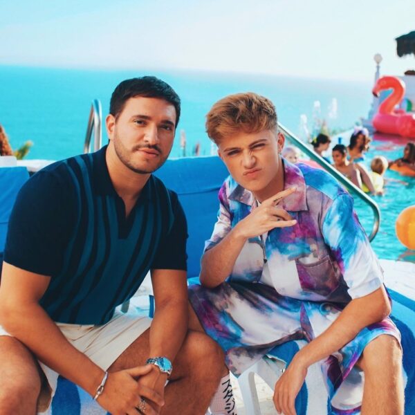 O HRVY σε «παρασύρει» στο πιο καλοκαιρινό party στο νέο video clip του “Younger” με τον Jonas Blue!