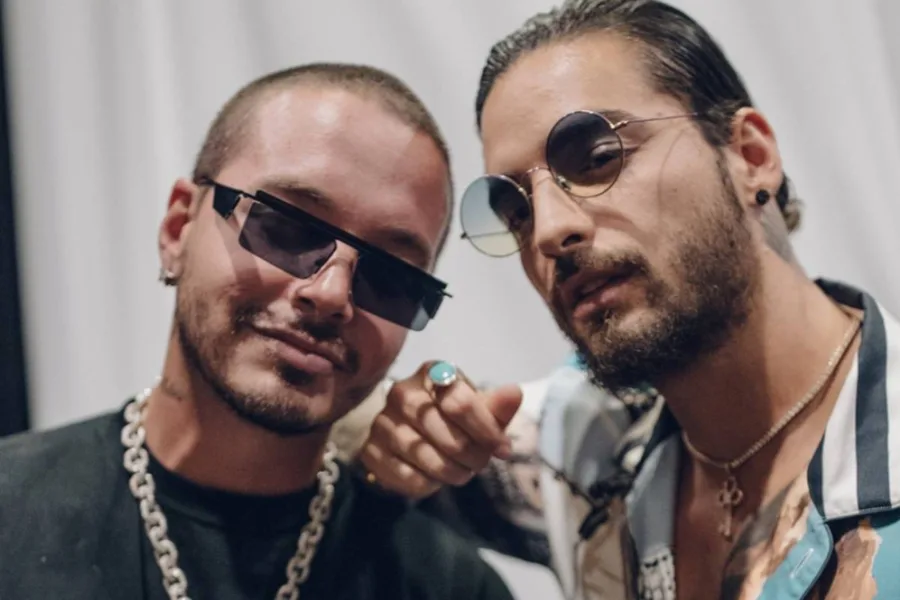 Ο J Balvin και ο Maluma ποζάρουν μαζί φορώντας γυαλιά ηλίου και κοσμήματα.
