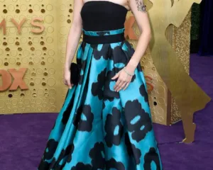 Καλλιτέχνης με στράπλες φόρεμα στα Emmy Awards 2019.