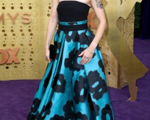 Καλλιτέχνης με στράπλες φόρεμα στα Emmy Awards 2019.