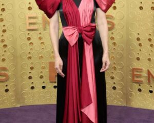 Η ηθοποιός Zoe Kazan με δίχρωμο φόρεμα στα Emmy Awards 2019.