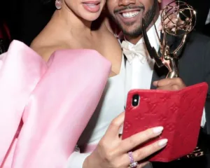 Άνδρας και γυναίκα βγάζουν selfie με βραβείο Emmy.