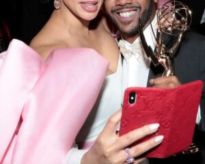 Άνδρας και γυναίκα βγάζουν selfie με βραβείο Emmy.