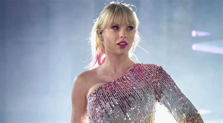 Η Taylor Swift στη σκηνή με αστραφτερό φόρεμα